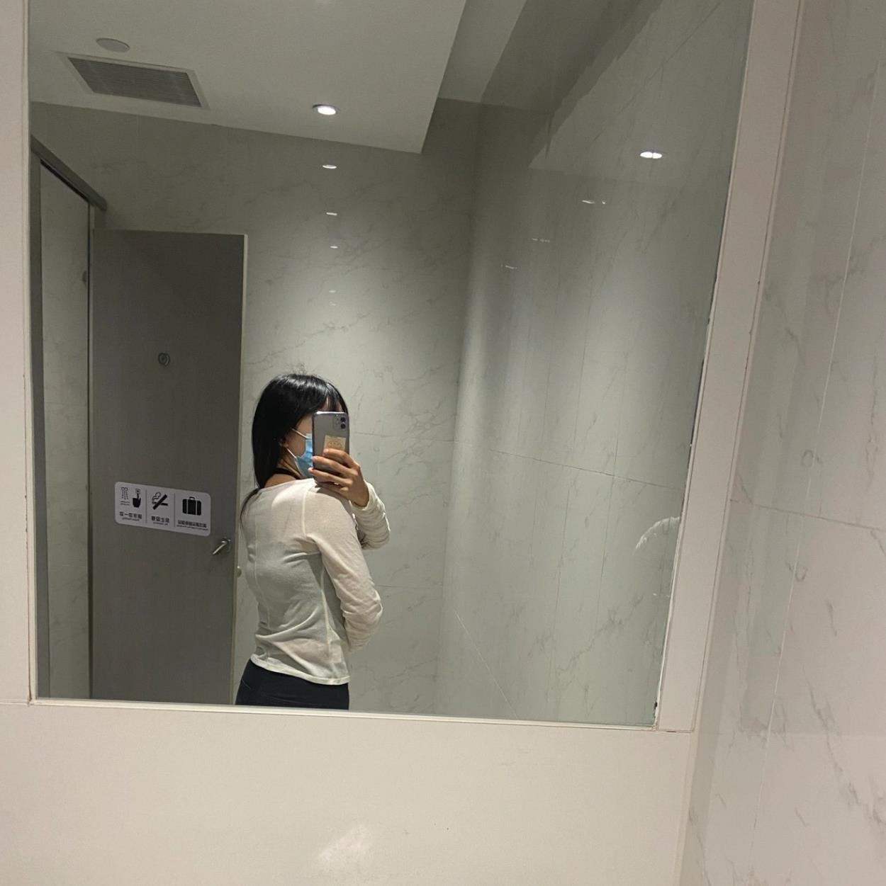 宝妈送孩子上学后才发现,自带胸垫穿反了,好羞这肿么办呀?