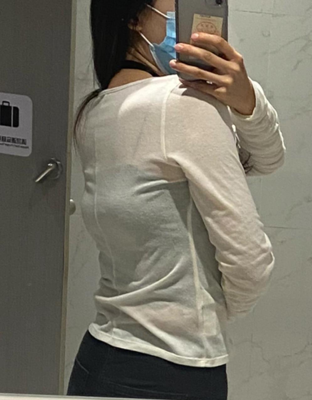 宝妈送孩子上学后才发现,自带胸垫穿反了,好羞这肿么办呀?