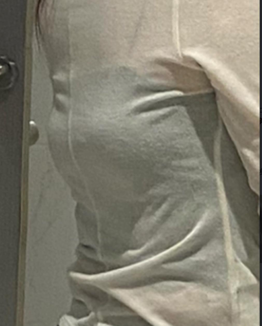 宝妈送孩子上学后才发现,自带胸垫穿反了,好羞这肿么办呀?