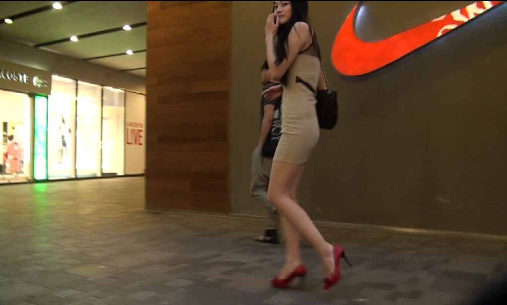 名门夜宴街拍CD原版1:夏天在马路上俯首弄姿的时尚小烧货们