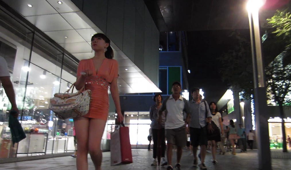 名门夜宴街拍CD原版2:华灯初上.在线免费看美眉清晰T痕凸起