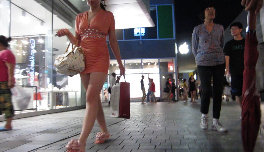 名门夜宴街拍CD原版2:华灯初上.在线免费看美眉清晰T痕凸起