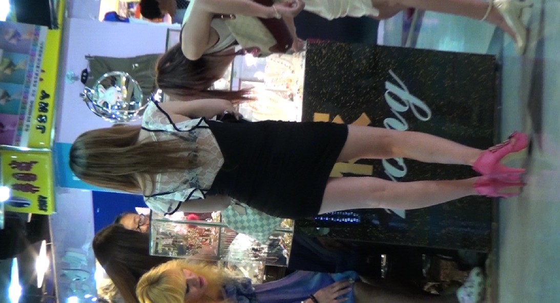 名门夜宴街拍CD原版2:华灯初上.在线免费看美眉清晰T痕凸起