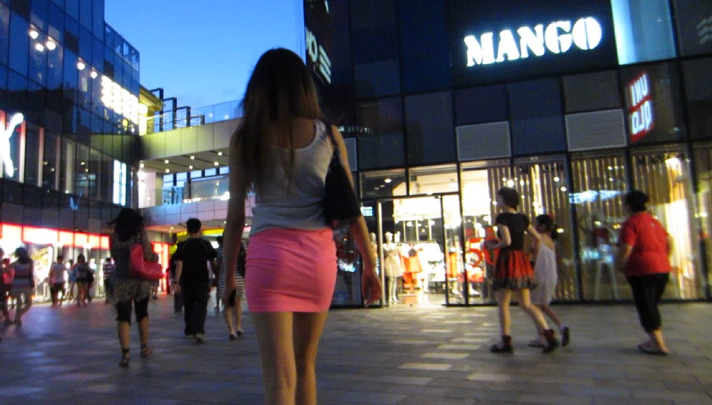 名门夜宴街拍CD原版2:华灯初上.在线免费看美眉清晰T痕凸起