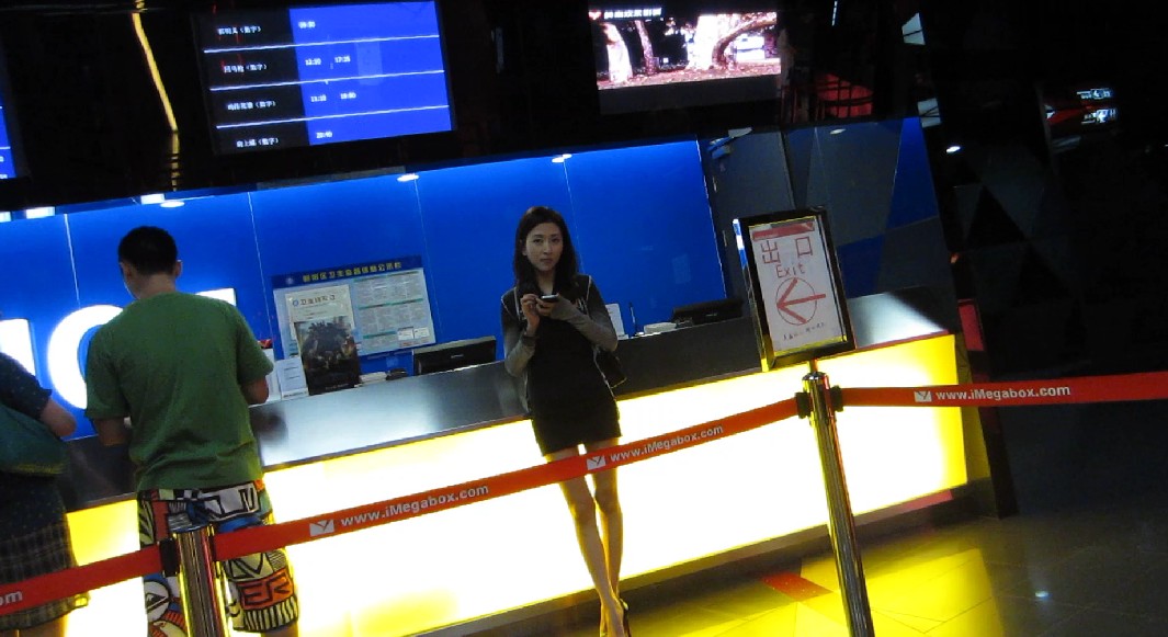 名门夜宴街拍CD原版3:一步裹裙丰腴美眉们.长腿细腰齐B裙