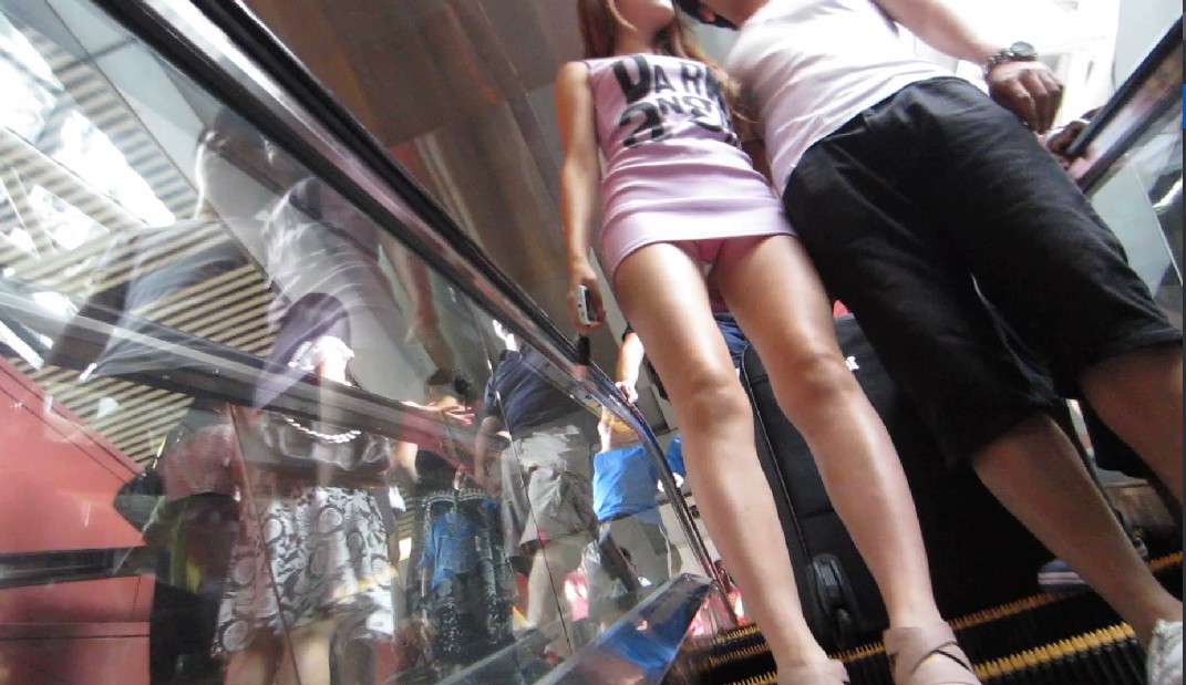 名门夜宴街拍CD原版3:一步裹裙丰腴美眉们.长腿细腰齐B裙