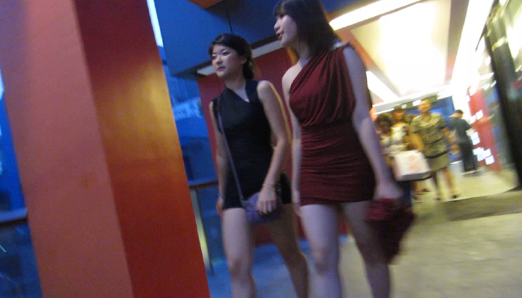 名门夜宴街拍CD原版5:商业街上的莲花身婊子心的裹裙女们