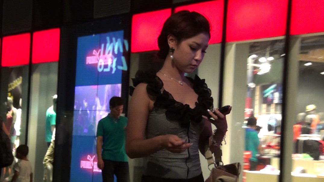 名门夜宴街拍CD原版5:商业街上的莲花身婊子心的裹裙女们