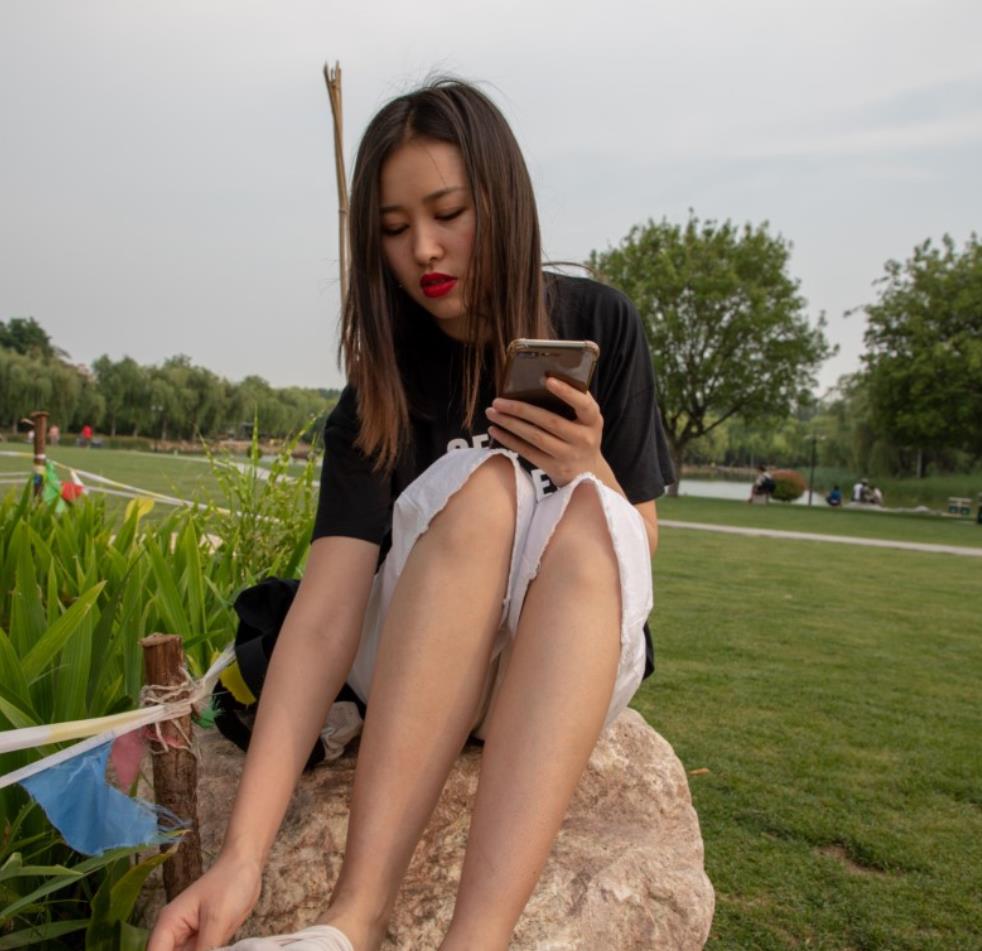 某铁站观望3:下班高峰时段看到几个少妇丁印美痕超级诱人 