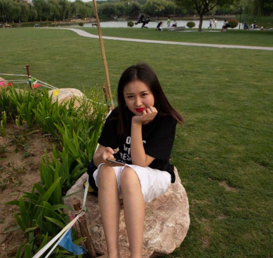 某铁站观望3:下班高峰时段看到几个少妇丁印美痕超级诱人 