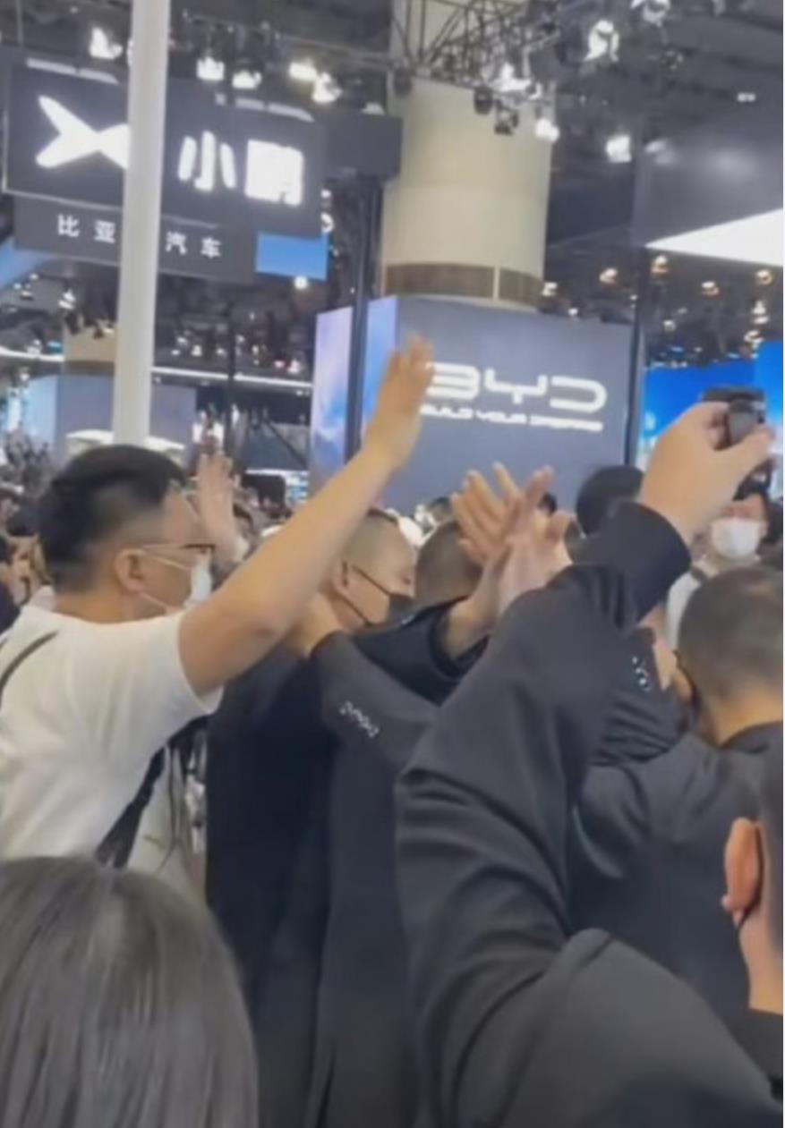 如何看待小鹏等电动汽车抬走车主戏称按按闹分配.视频秒删