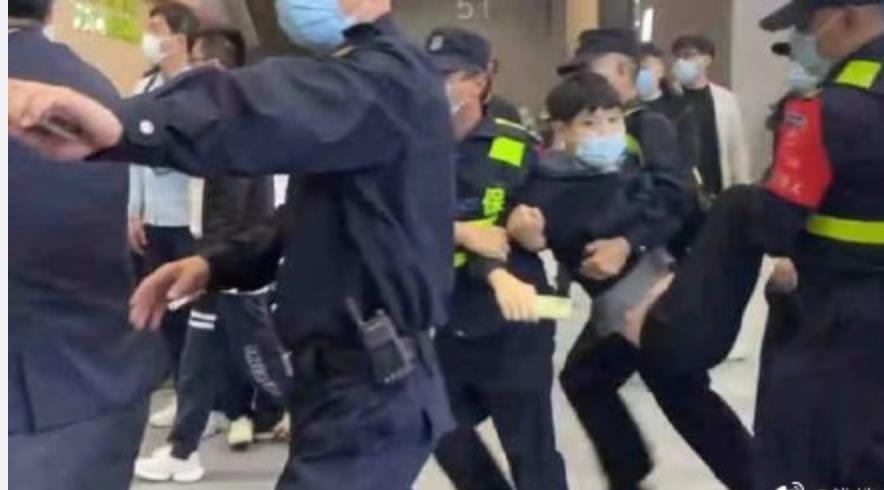 如何看待小鹏等电动汽车抬走车主戏称按按闹分配.视频秒删