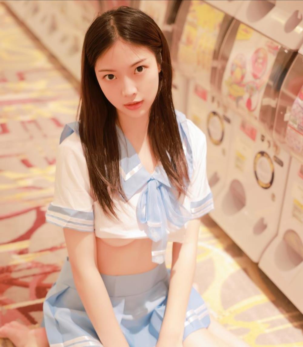 天真烂漫系列:体育馆多位来运动的学生妹,雪白娇柔肌肤太嫩