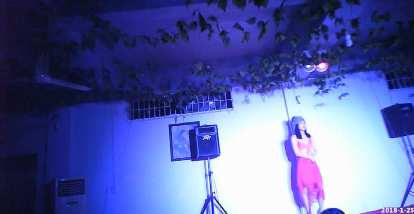 地下歌舞团主持人介绍刚完毕,台下男人猛冲上来抱着就开始啃