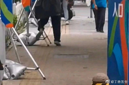 生活中你见过最离谱的无障碍设施长的什么样？最离谱设计