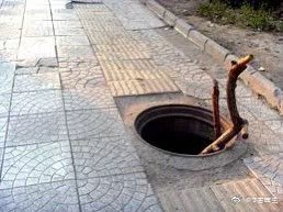 生活中你见过最离谱的无障碍设施长的什么样？最离谱设计