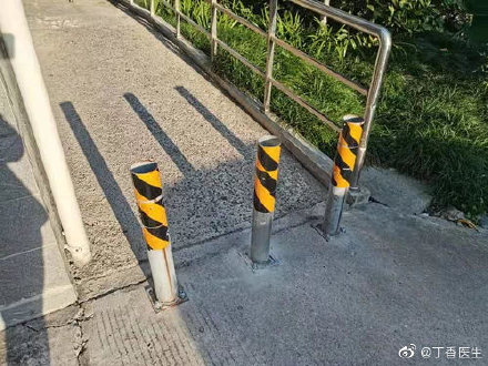 生活中你见过最离谱的无障碍设施长的什么样？最离谱设计