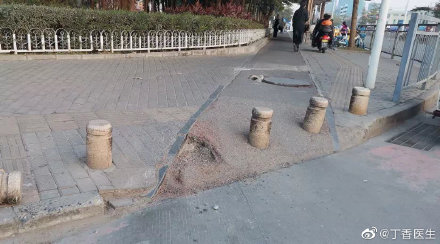 生活中你见过最离谱的无障碍设施长的什么样？最离谱设计