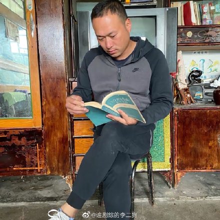 张同学到底是谁?他的作品为什么能吸引人还这么飘呢?