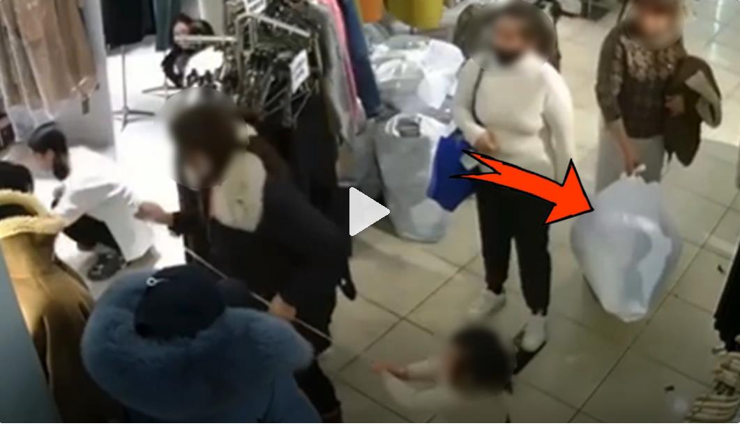 刚看视频有3女子带娃打配合偷走一包羽绒服,别让小伢受伤