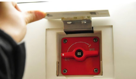 春节出行要注意哦,被地铁门夹住后该如何自救.请了解一下.