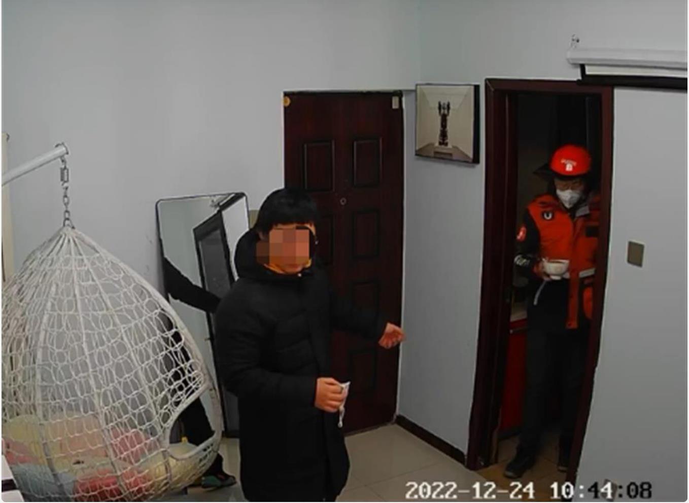 女子发烧39.5度请跑腿小哥照顾,丈夫回家撞正着还调监控