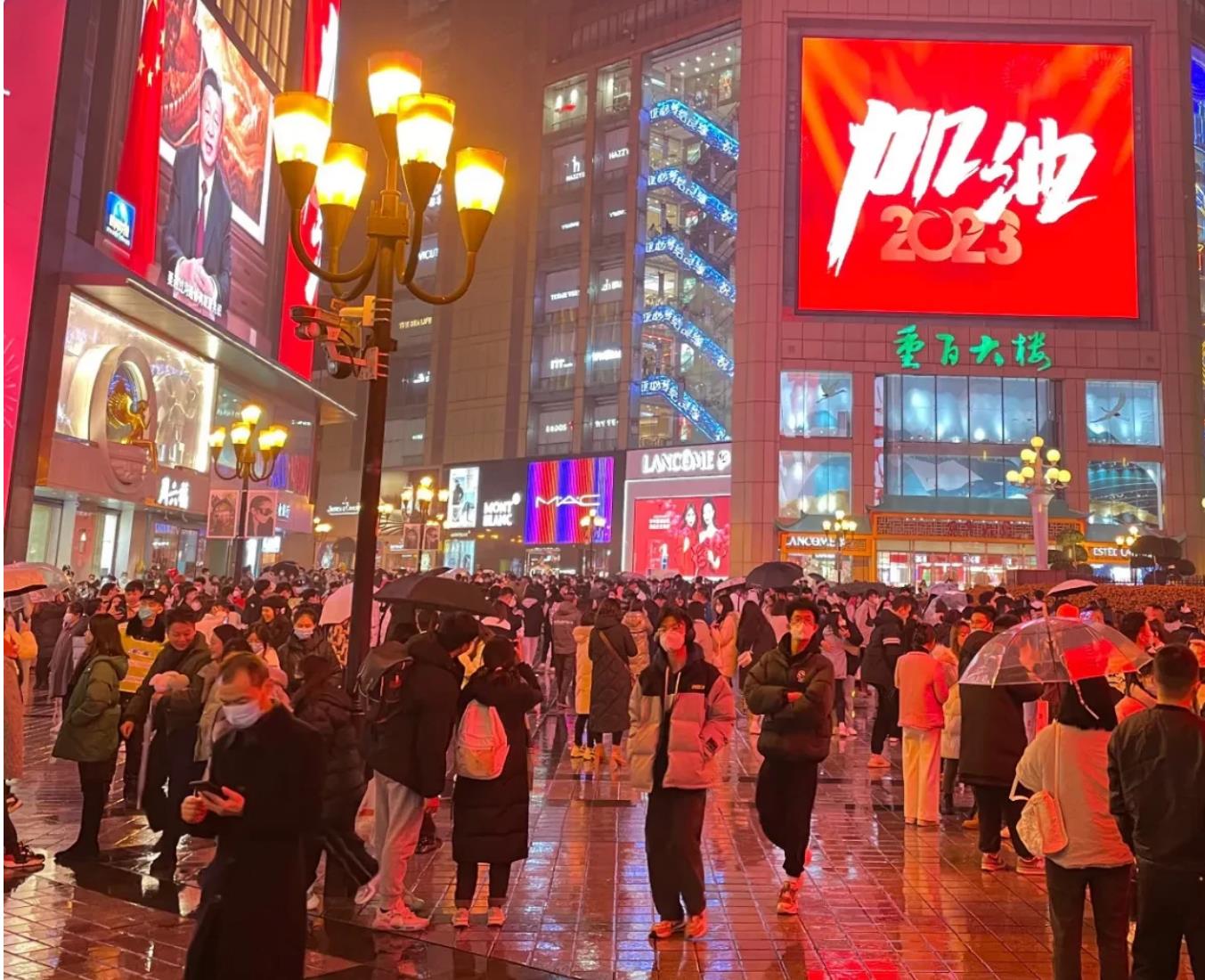 跨年现场重庆市民欢聚解放碑听钟声对比武汉步行街.热闹吗