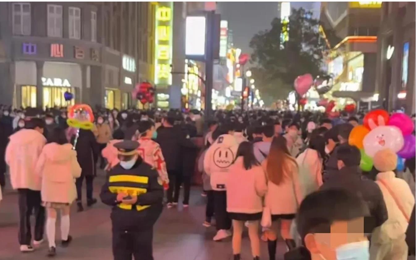 跨年现场重庆市民欢聚解放碑听钟声对比武汉步行街.热闹吗