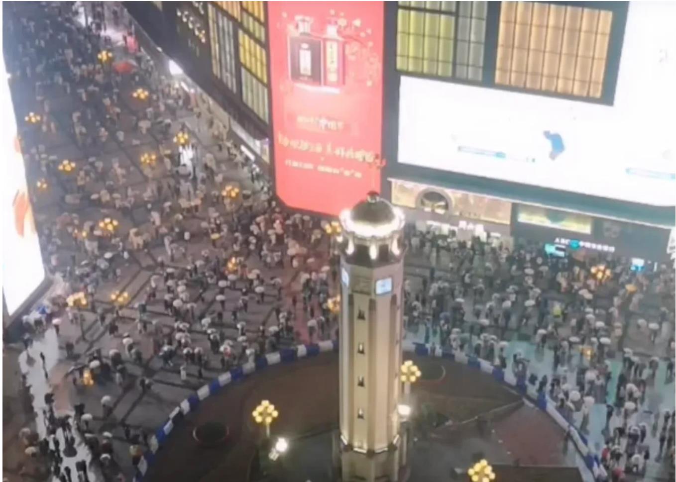 跨年现场重庆市民欢聚解放碑听钟声对比武汉步行街.热闹吗