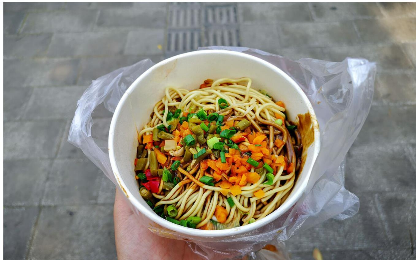 跨年现场重庆市民欢聚解放碑听钟声对比武汉步行街.热闹吗