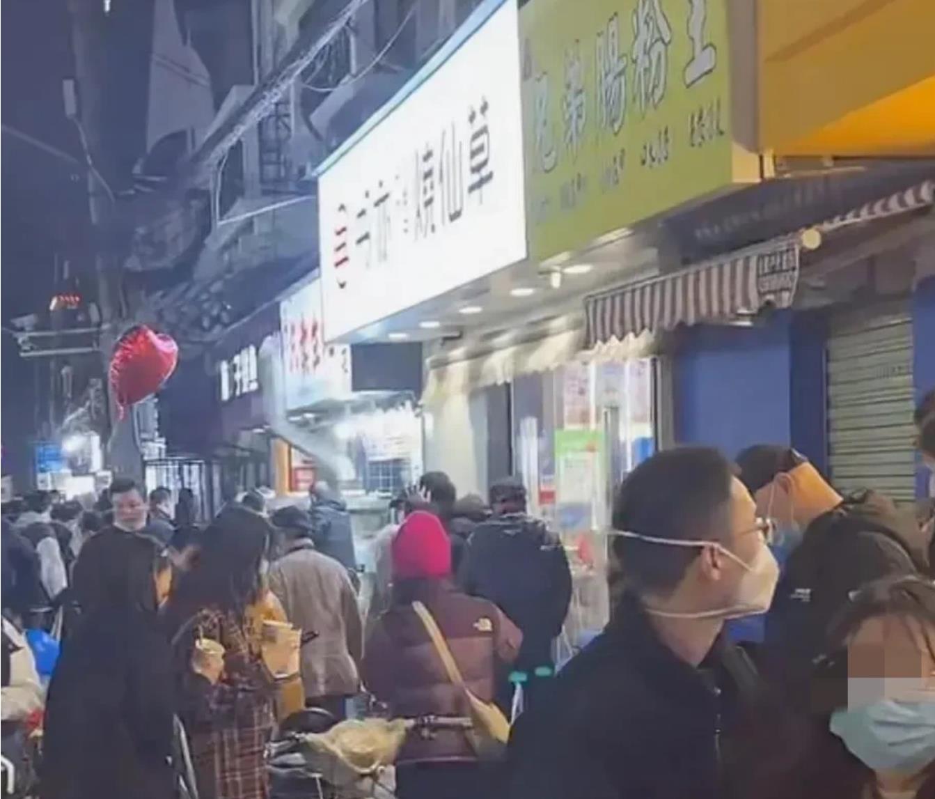 跨年现场重庆市民欢聚解放碑听钟声对比武汉步行街.热闹吗