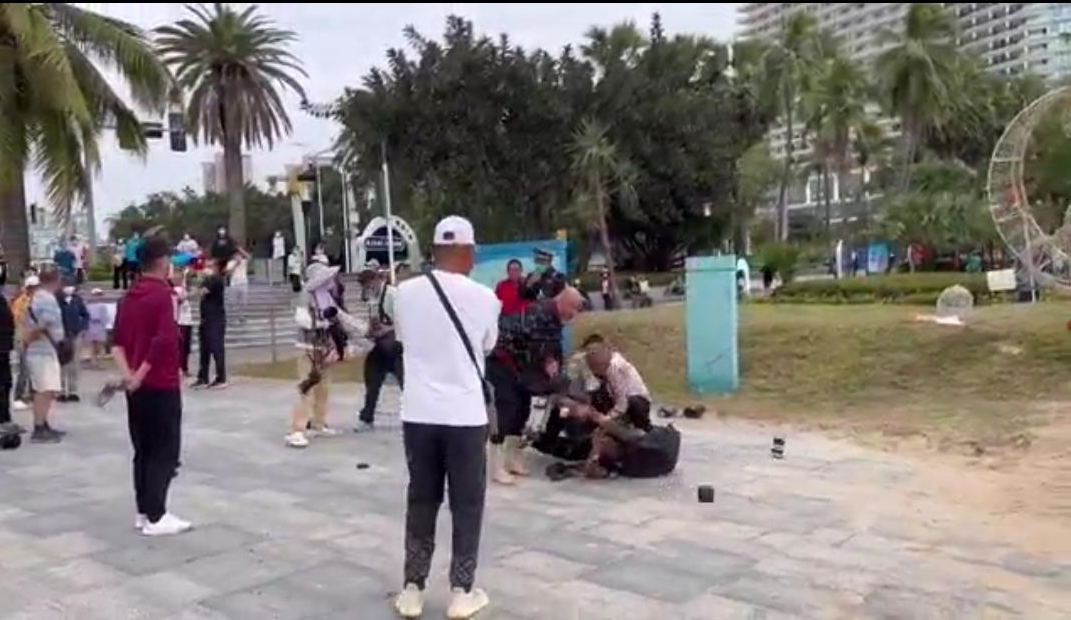 三亚海边多人打架原因.河北人与东北人疑因地域问题互殴抢地盘