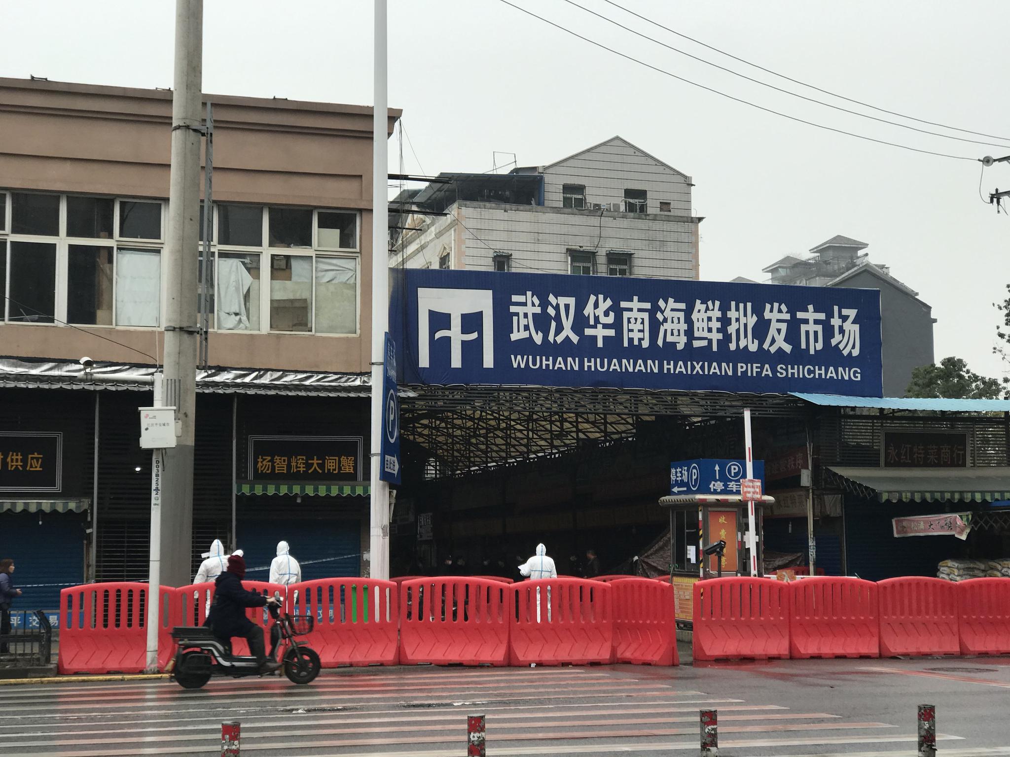 武汉华南海鲜市场老板怎么判的?媒体重回当地依然挡板封市