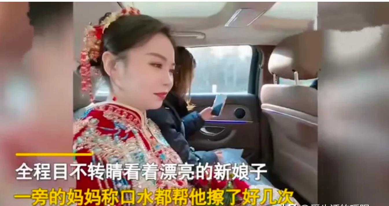 宝宝第一次当压轿娃就爱上小姐姐.全程瞪着眼睛盯着新娘