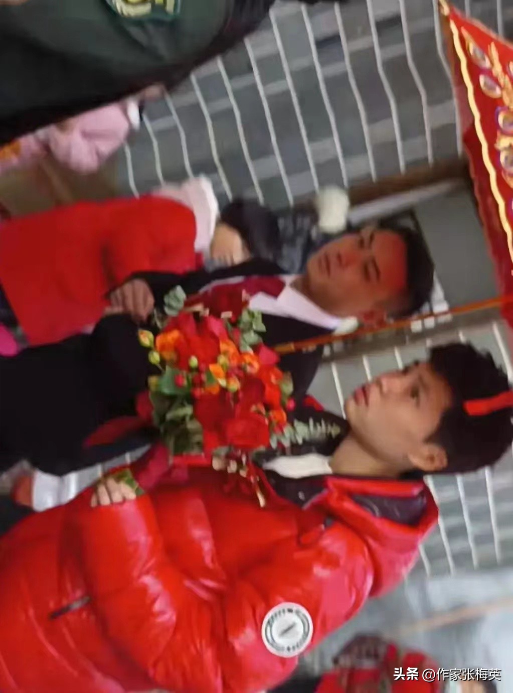 短发新娘长的何其阳刚,不穿婚纱被误认成伴郎团最佳丑男