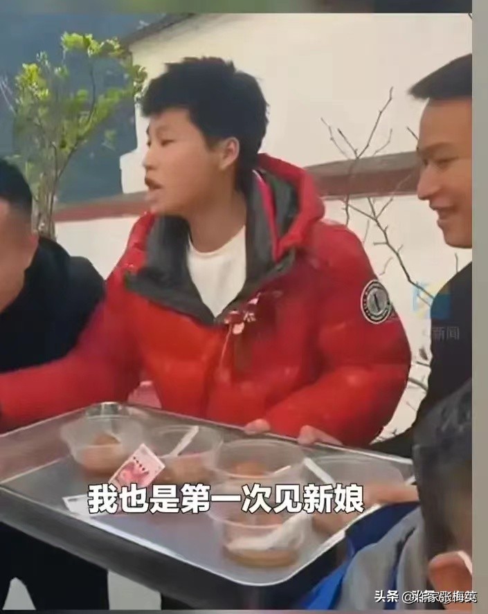 短发新娘长的何其阳刚,不穿婚纱被误认成伴郎团最佳丑男