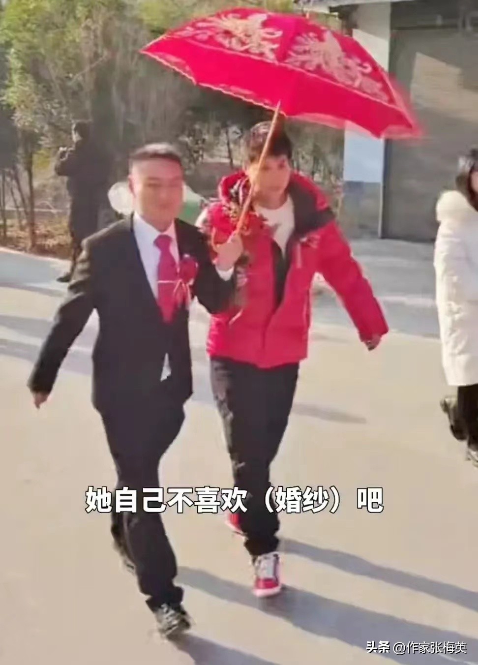 短发新娘长的何其阳刚,不穿婚纱被误认成伴郎团最佳丑男