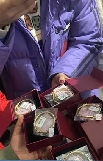 九旬老人花21万块钱,买17个金镯子送晚辈.为什么不早点买?