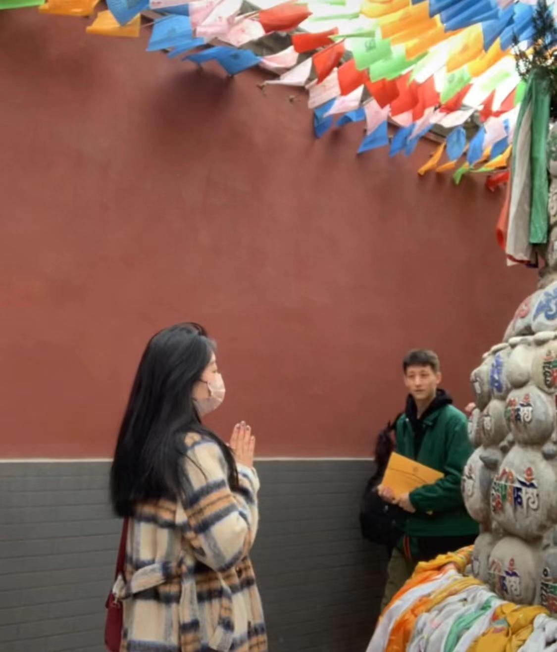 不服不行呀,缘分让女生去寺庙祈福遇有缘人后两心相依