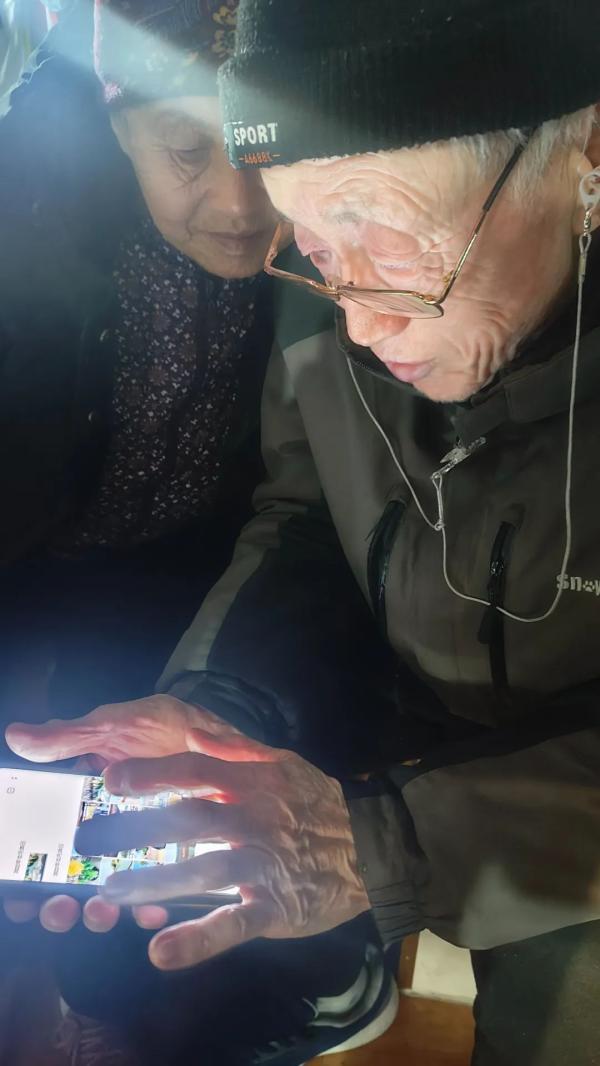 山东80岁老夫妻俩真励志.开电动三轮房车环游中国值得学习