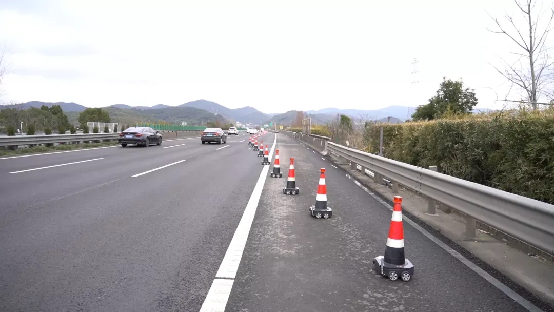 宁波高速路安全锥机器人出动全自动走位.事故现场可让车道变窄