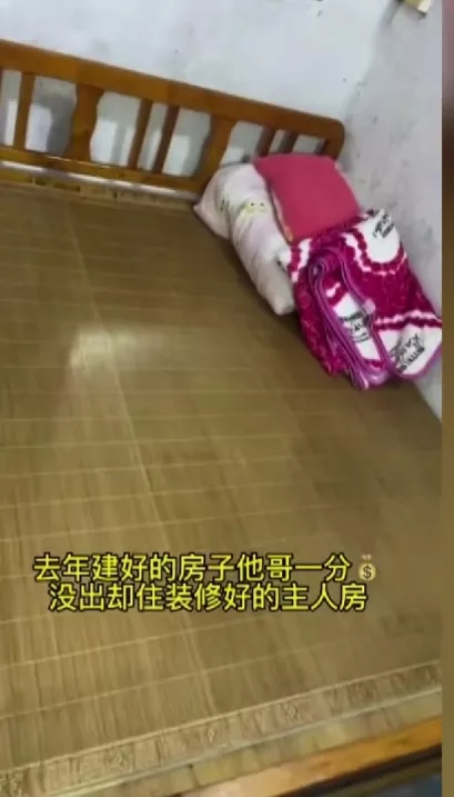 女孩首次跟心爱的男友回家:被他妈安排吃剩菜饭,住杂物间