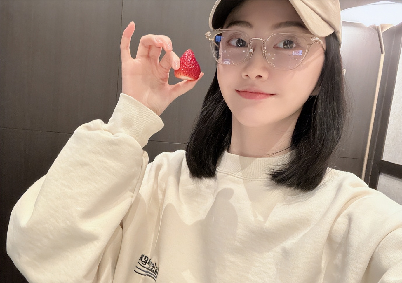 景甜回应照片门事件.被韩国街头帖上小广告盗用她的图片