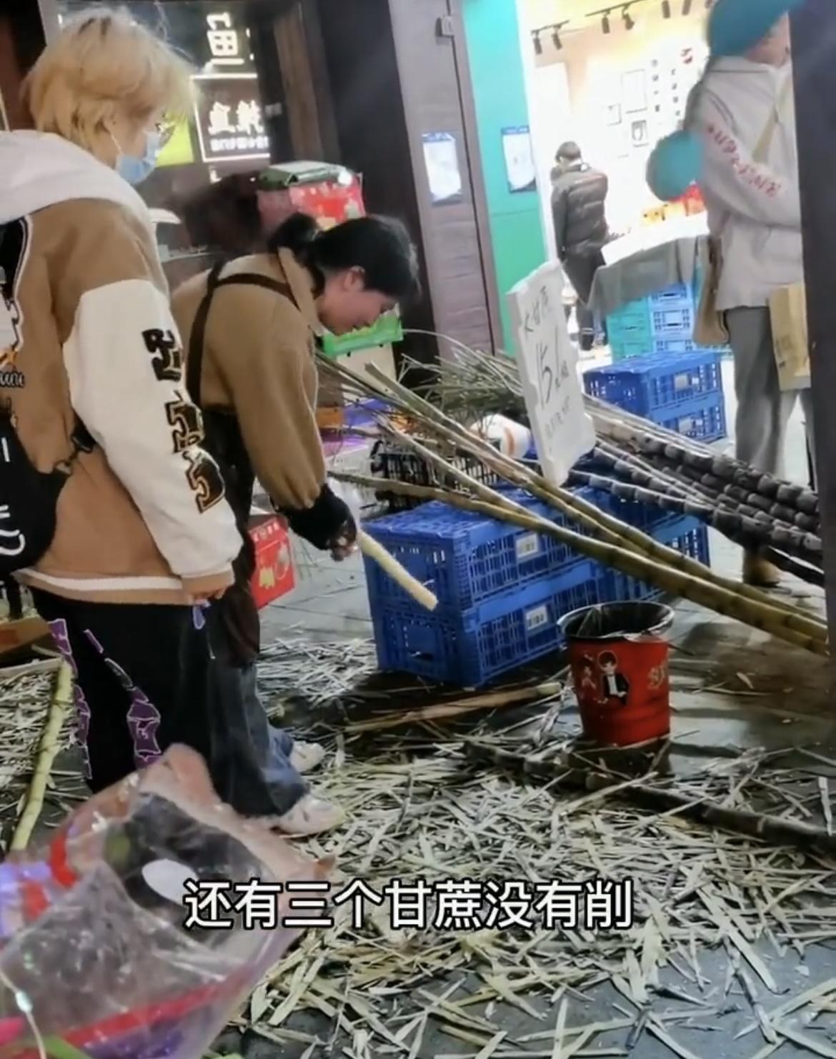 武汉大二女生兼职削甘蔗累到当众崩溃后,被网友各种点评