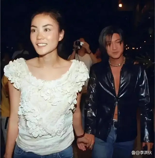 谢霆锋和王菲手拉手现身在机场.张柏芝的儿子隔空喊话:爸爸请交出10亿家产