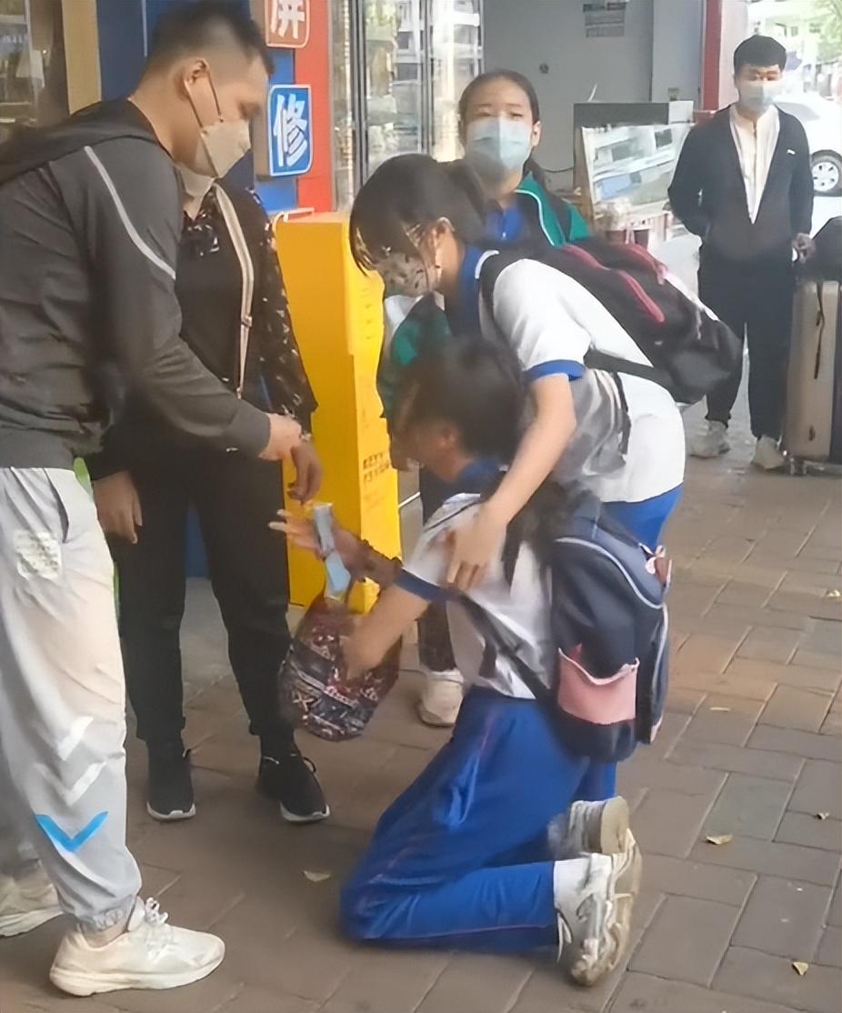 老人在路边捡到200元钱不愿归还.女孩崩溃下跪求还给她
