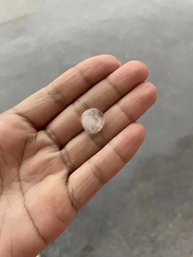 直击广州下冰雹现场视频,冰雹像鸽子蛋一样大.汽车修理又来生意了