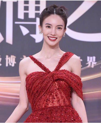 微博之夜不能转播,女星走红毯堪比盘丝洞.造型露骨太好看
