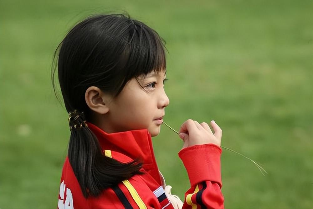 当年丰胸门女主林妙可长大后的照片.身材太好做空中瑜伽