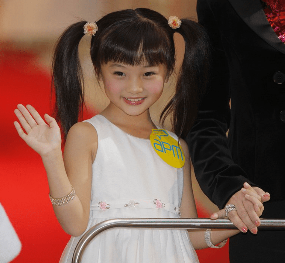 当年丰胸门女主林妙可长大后的照片.身材太好做空中瑜伽